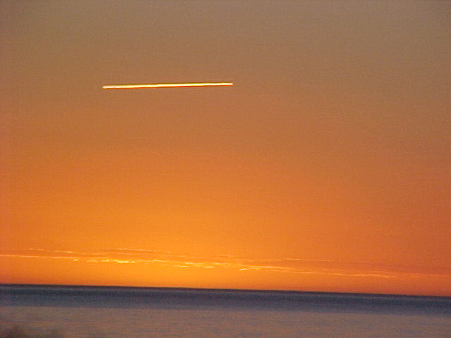 Cigar shape UFO, Patagonia Coast March 21, 2004